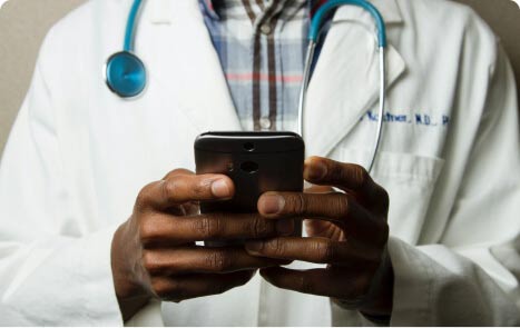 dokter aan de telefoon